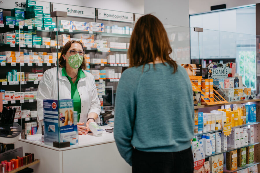 Schönbuch-Apotheke Kasse Mitarbeiterin berät Kunde an Kasse