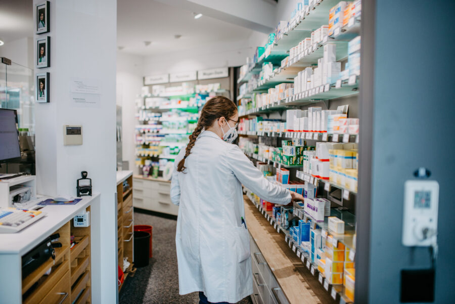 Schönbuch-Apotheke Regalbefüllung Schönbuch-Apotheke Regalbefüllung durch Mitarbeiterin